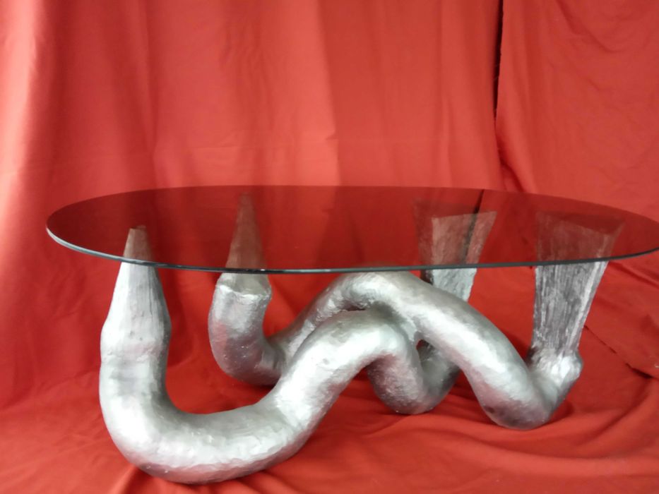 Mesa de centro em fibra prateada com tampo de vidro