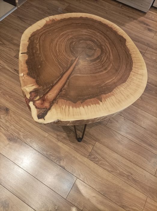 Stolik kawowy z żywicą epoksydową