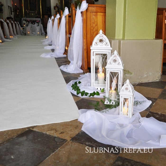 Dekoracja kościoła biały dywan kwiaty świece komplet