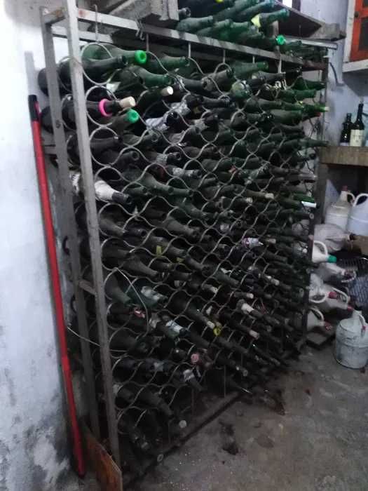 Garrafeira antiga em ferro + 60 garrafas verdes