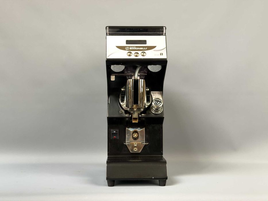 Nuova Simonelli Mythos 1 | Kultowy młynek do kawiarni specialty | Faktura