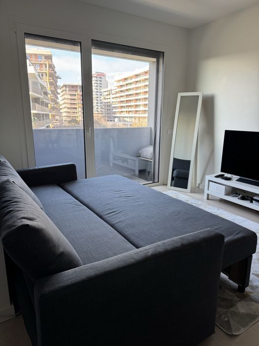 Sofa-cama praticamente novo.