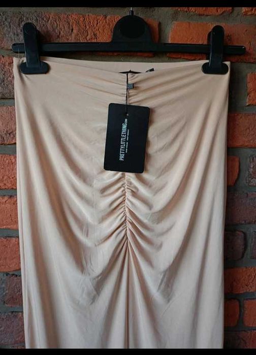Beżowa sukienka dopasowana PrettyLittleThing M/L nowa z metką długa