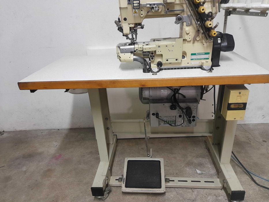 Máquina de bainhas yamato com arrasto superior.