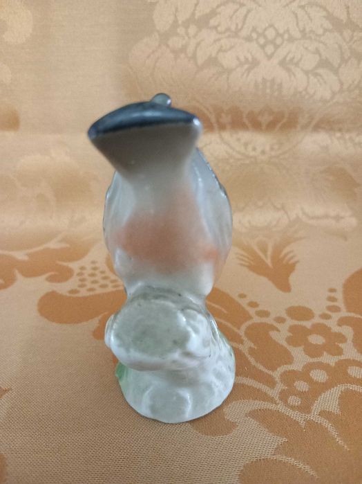 Pássaro em porcelana