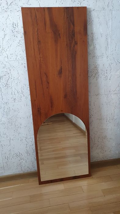 Lustro na płycie meblowej.
