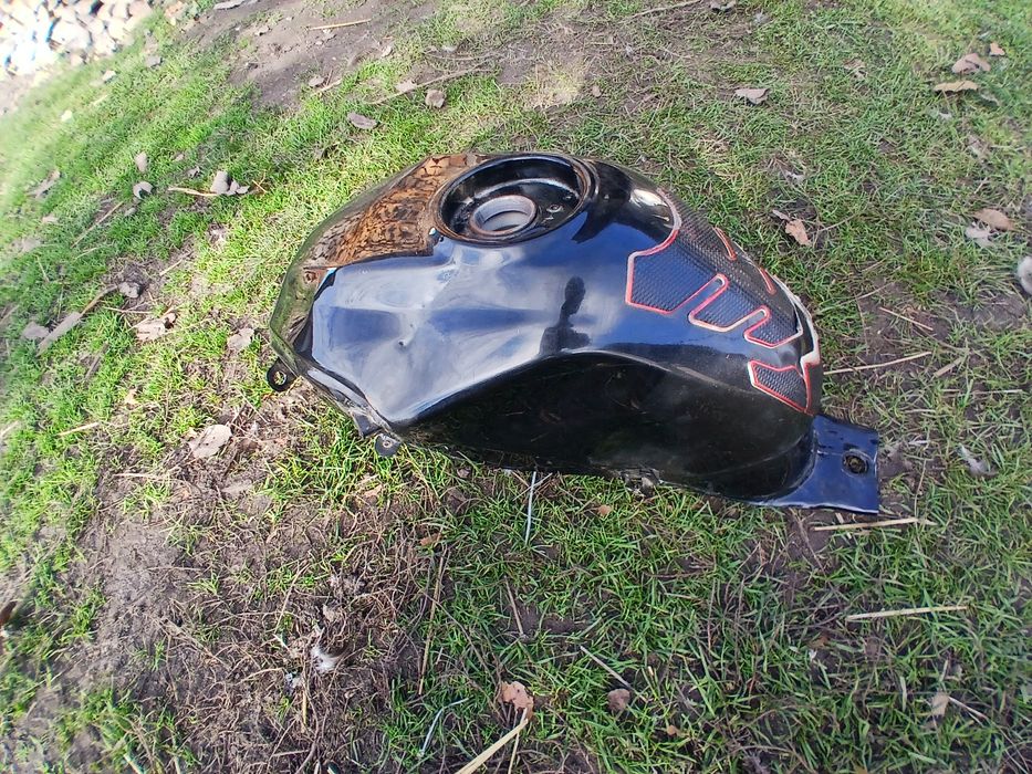 Подаю бак чорний