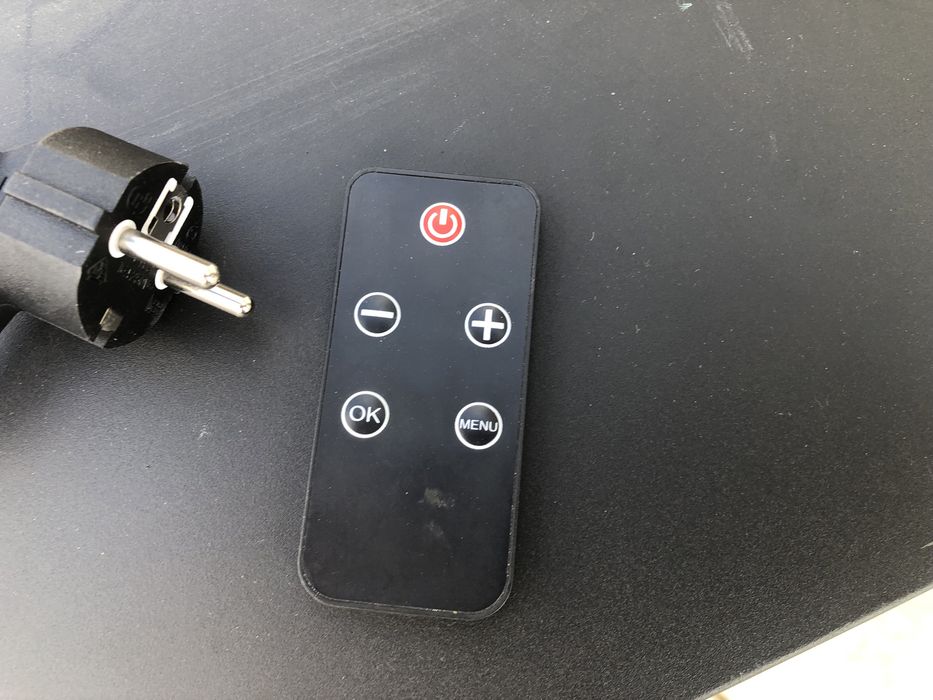 Kominek elektryczny z funkcja grzania pilot