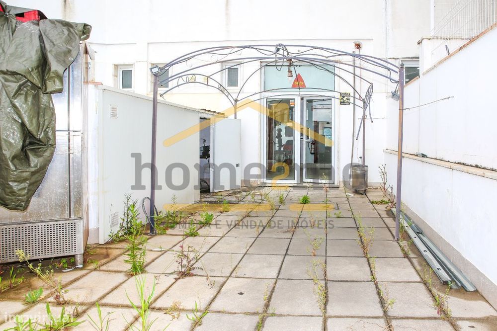 Loja com terraço e lugar de garagem