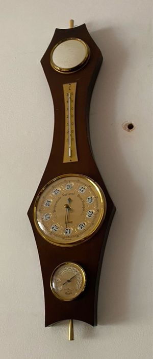 Barómetro antigo com vários tipos de medições