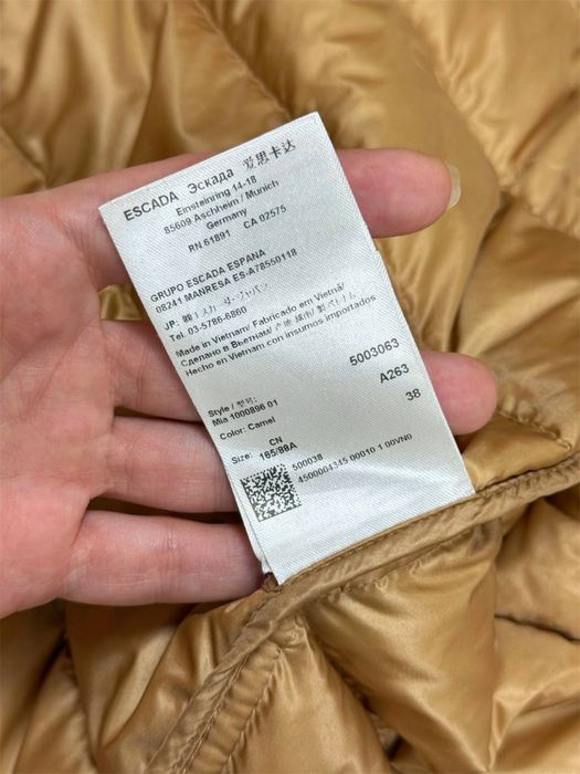 Пухова стьобана куртка з поясом Escada оригінал