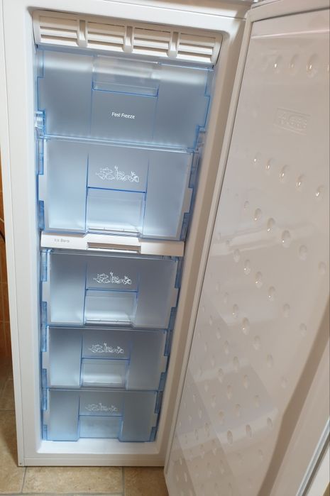Arca congeladora vertical Beko