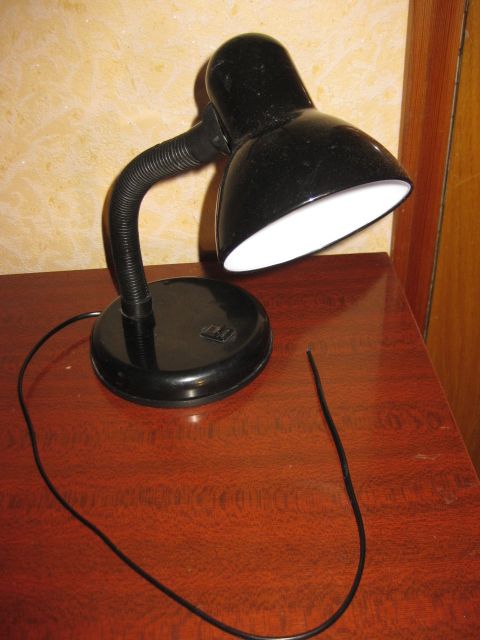 Продам настольную лампу