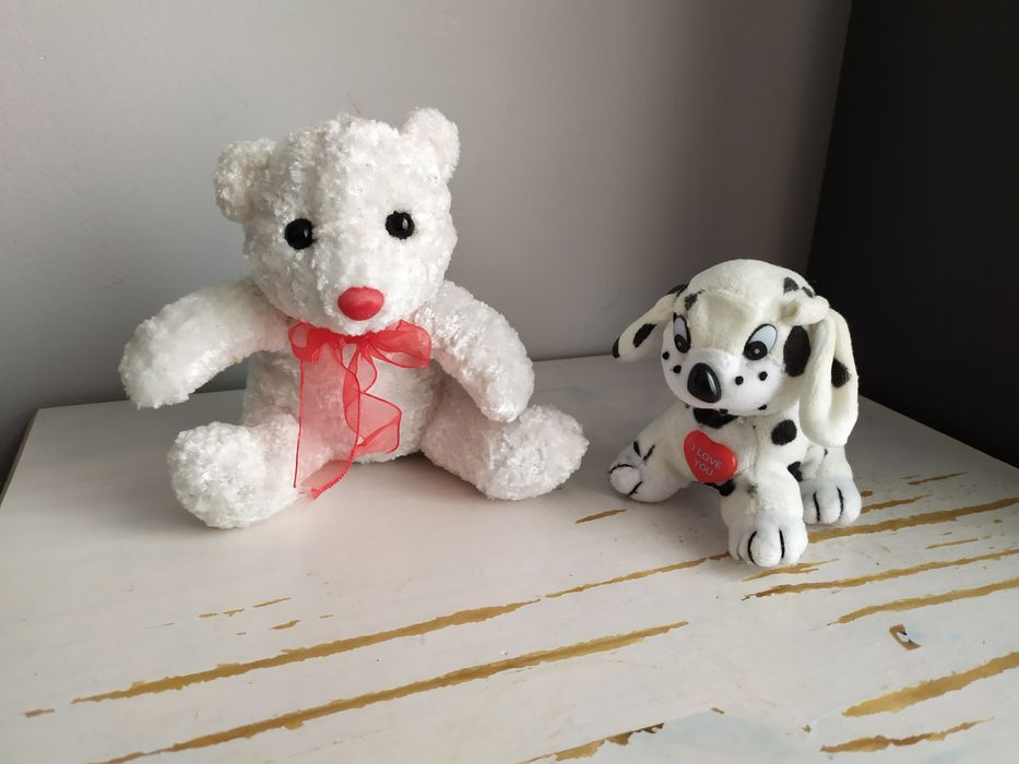 Zestaw 2 maskotek - pies dalmatyńczyk, biały miś polarny