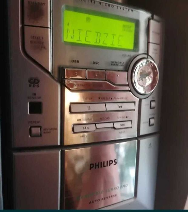 Mini wieża Philips z pilotem i 2 głośnikami.