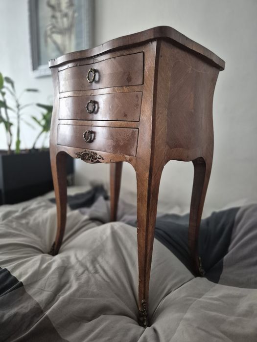 Elegancka szafka ludwikowska – styl Ludwik XV, drewno