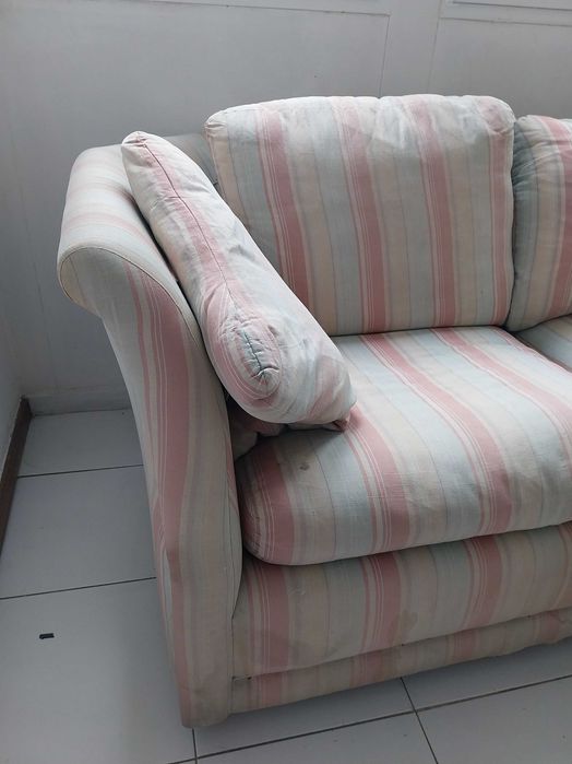 Sofá 3 lugares às riscas