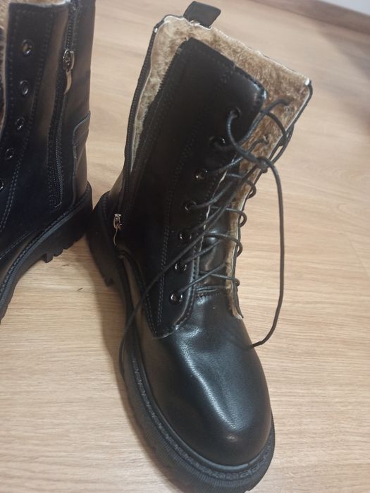 Skóra ekologiczna czarne buty zimowe z ociepleniem, wiązane i zapinane