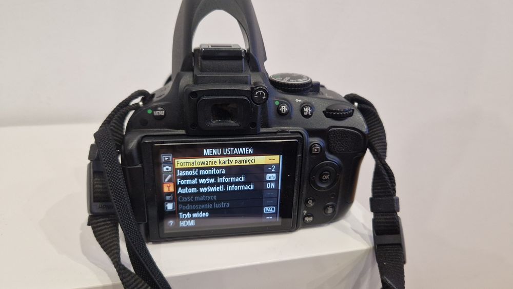 Aparat lustrzanka Nikon d5100 z obiektywem Nikkor 18-105mm.