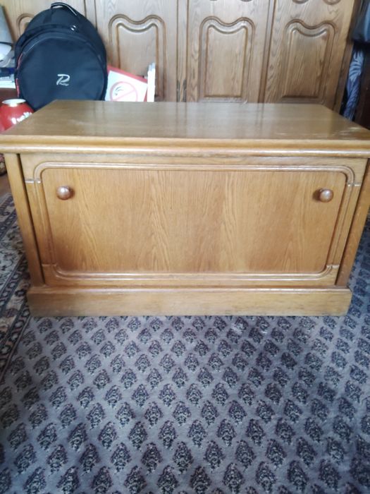 Dębowa szafka jak skrzynia