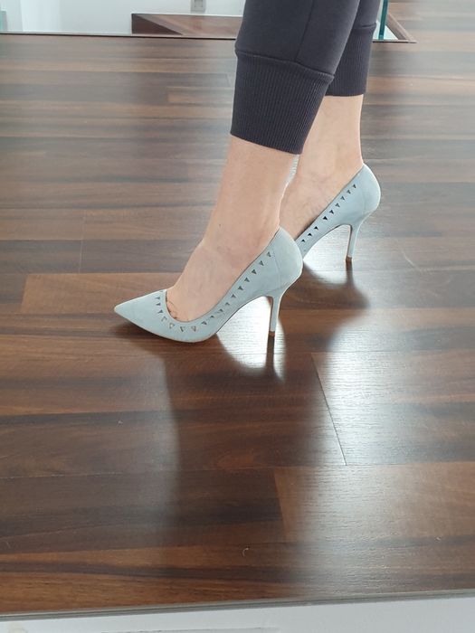 Błękitne szpilki czółenka zara rozmiar 36