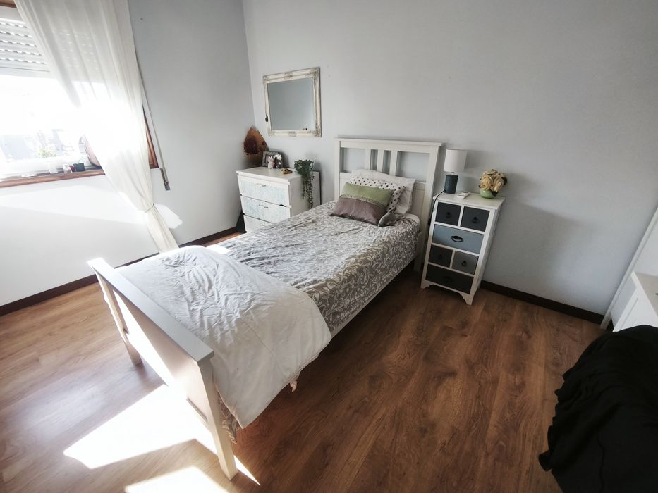 Cama com colchão e estrado