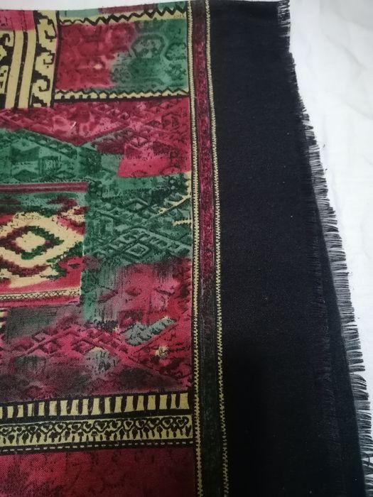 Lenços antigos de cabeça e ombros