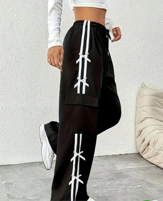 Чорні широкі штани з білими смугами та бантиками . Розмір 50-52