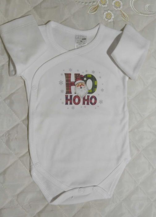 Conjunto Body + babete alusivo ao Natal, lindo para bebé.
