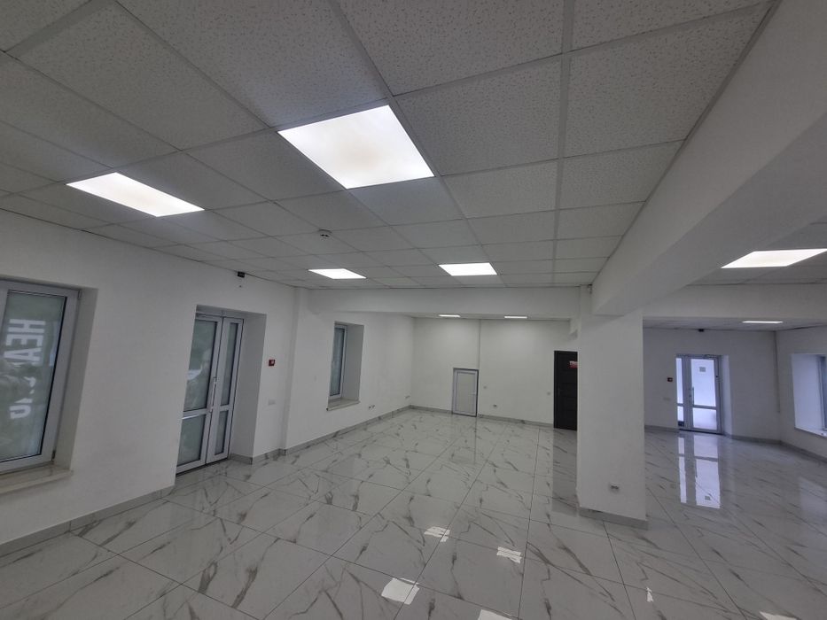 Центр міста, вул.Замкова, 1 поверх. 127кв.м.