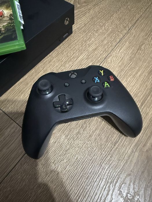 Xbox One X zestaw z padem i grami