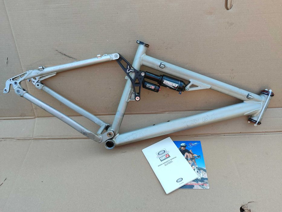 Rama MTB Full Red Bull Factory Roz.43cm Manitou Swinger