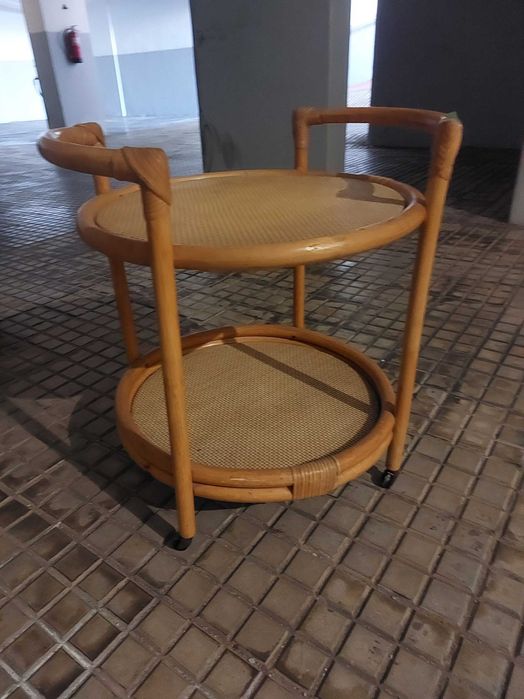 Mesa de centro em bambu para a sala.com rodas.