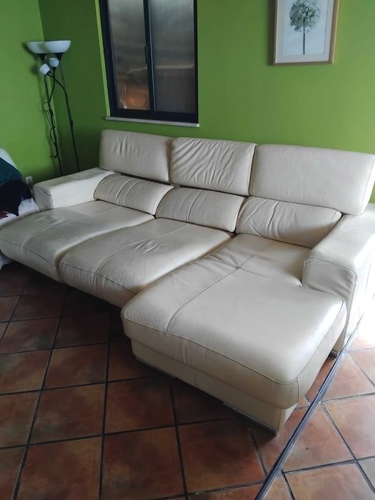 Sofá chaise longue em cabedal