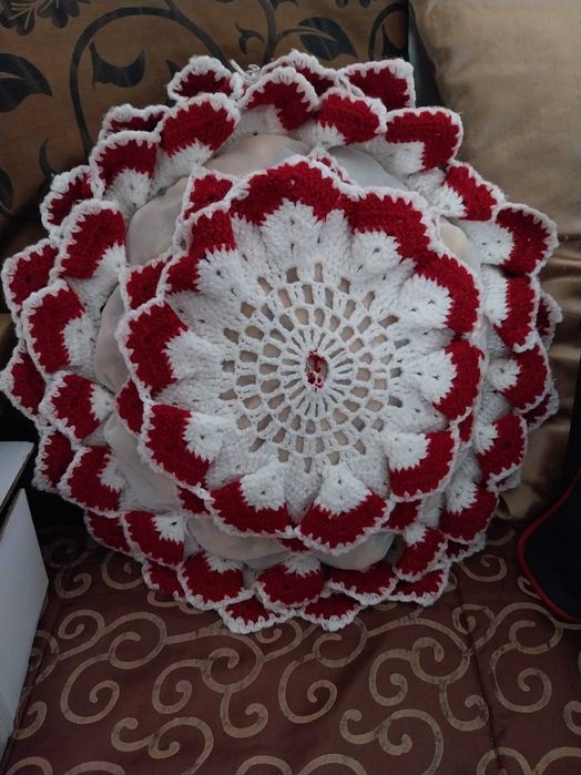Almofada com capa feita em croché vermelho e branco