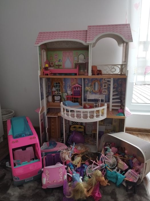 Domek samochód i lalki