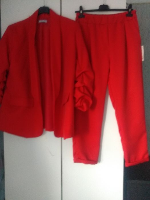 Nowy z metką piękny czerwony garnitur damski