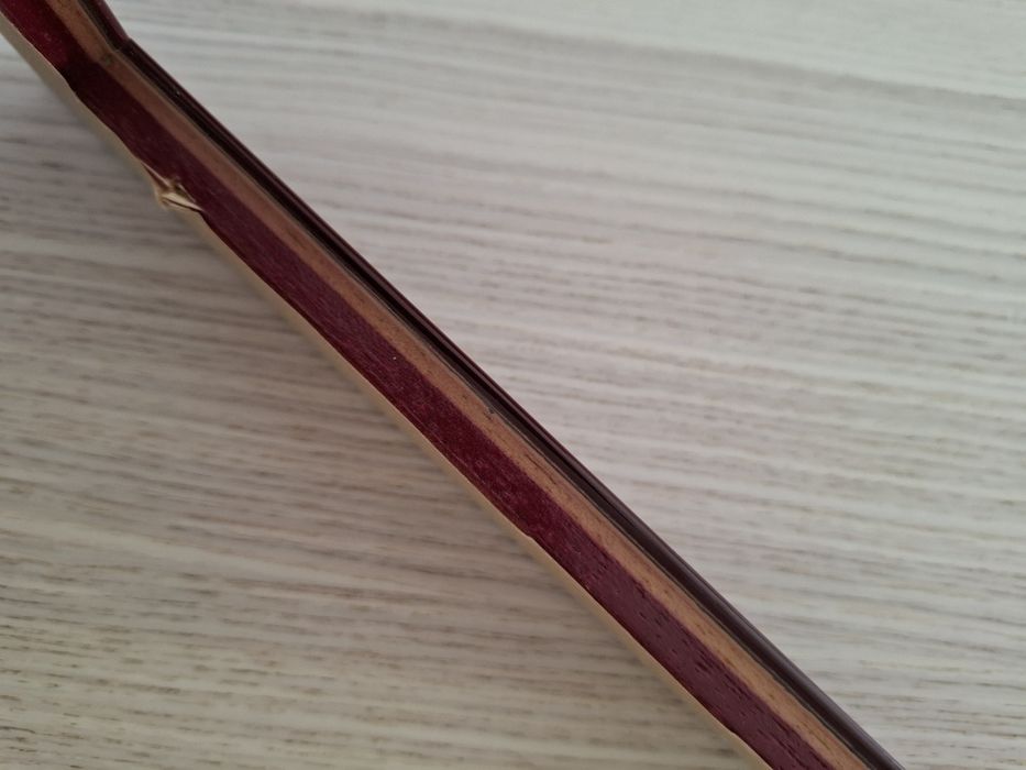 Moldura bordeaux de madeira usada