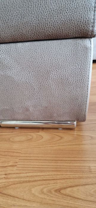 Sofá e mesinha de apoio