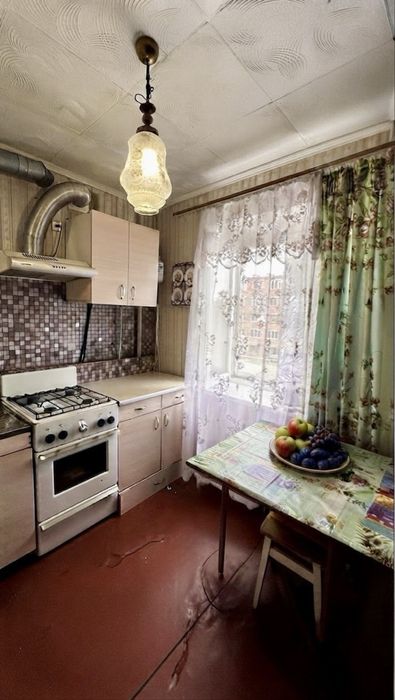 Продам 2 кімнатну квартиру по вул.Смілянській в теплому цегляному будинку