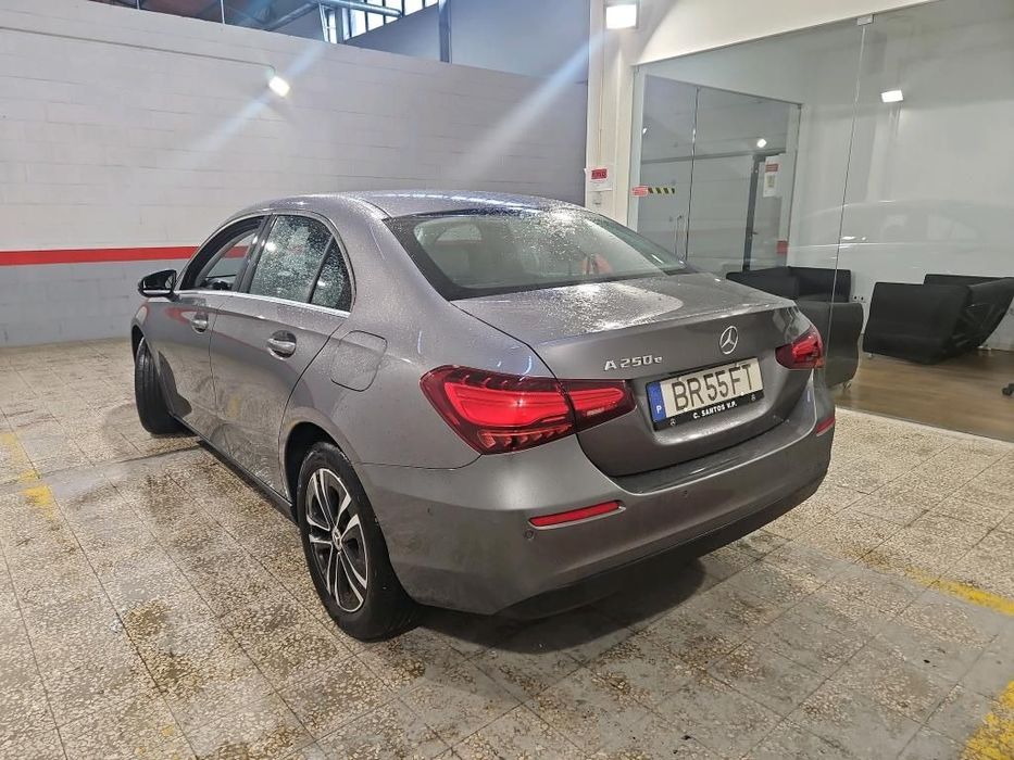 Mercedes-Benz A 250 Limousine e foto 2