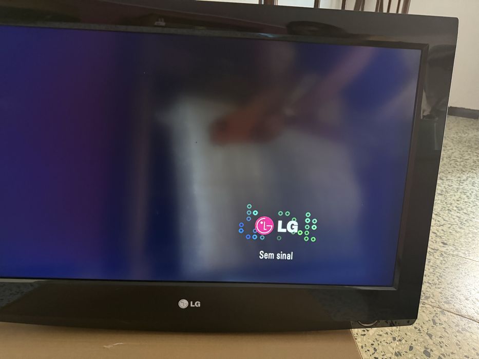 Tv LG 32” preta.