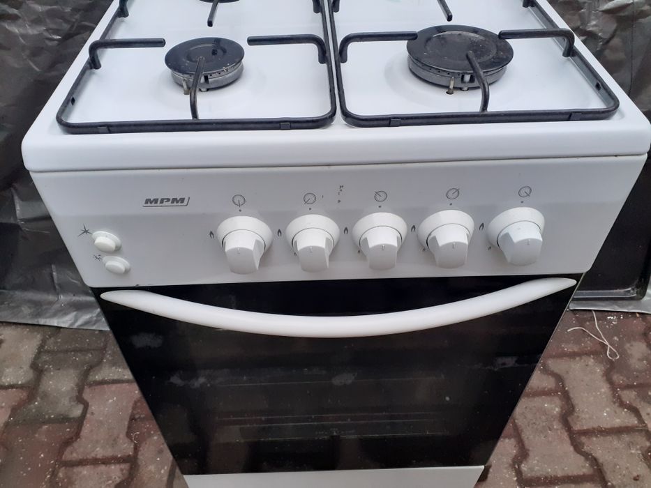 Sprzedam białą kuchenkę gazową MPM.