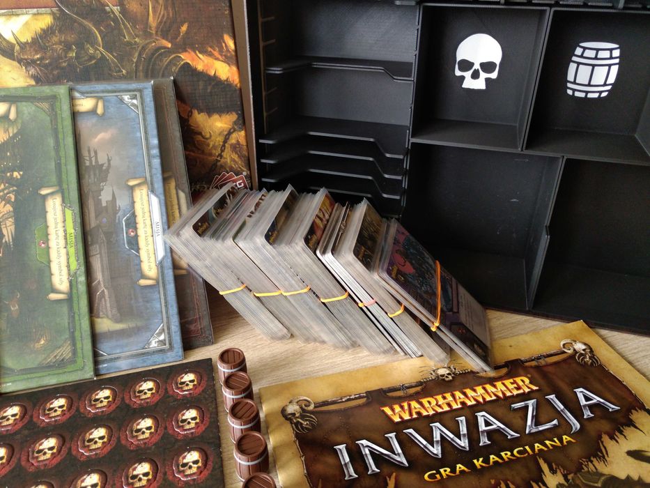 WARHAMMER Inwazja LCG PL 100% komplet (+protektory na karty/stolice+insert+beczki)