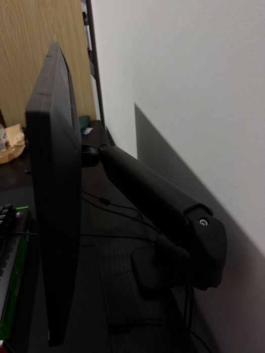 Mesa e cadeira e periféricos e monitor