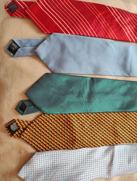 Продам шелковые галстуки и из полиэстра.+ПОДАРОК