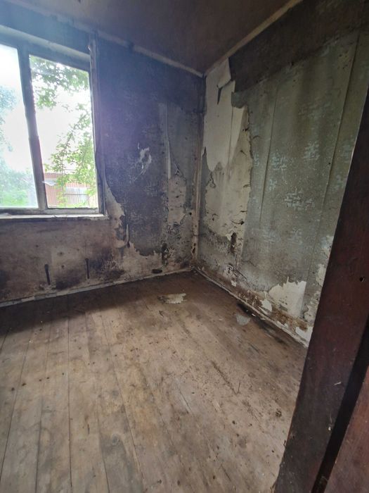 Продається будинок  у центрі с. Бабинці  для дачі чи нової забудови