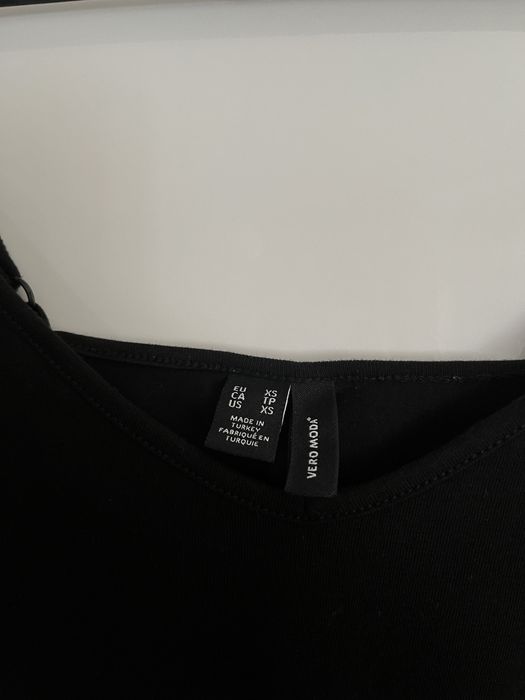 Vero Moda czarny top damski z regulowanymi ramiączkami bluzka