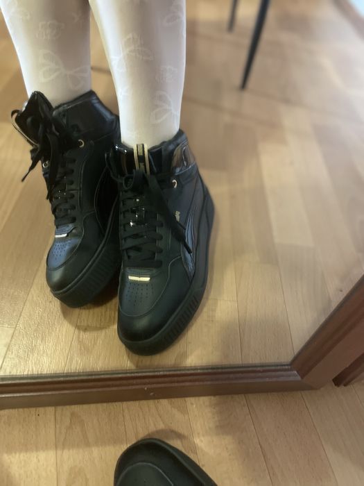 Кросівки жіночі