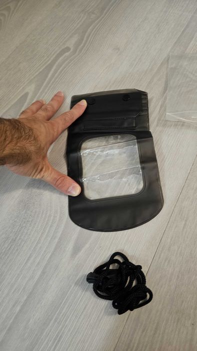 Bolsa impermeável para telemóvel ou câmara até 5.5" com fita